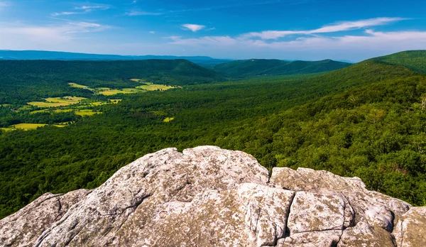 Vue depuis une falaise sur Big Schloss, dans George Washington National — Photo