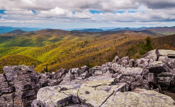 View from the boulder-covered summit of Blackrock in Shenandoah — Stock Photo, Image