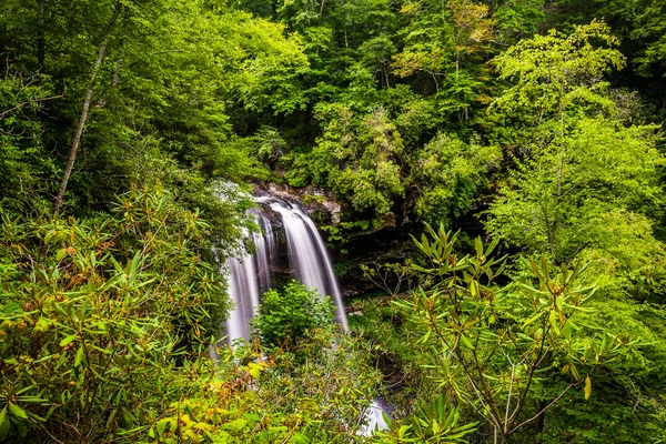 干燥的瀑布，在楠塔哈拉国家森林，北卡罗莱纳州的视图. — 图库照片