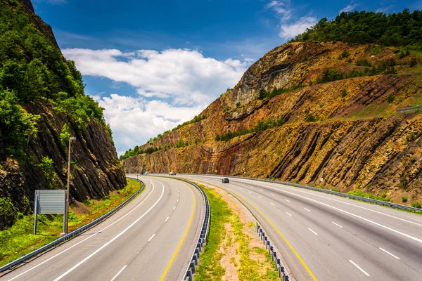 Vista da I-68 de uma ponte pedonal em Sideling Hill, Maryland — Fotografia de Stock