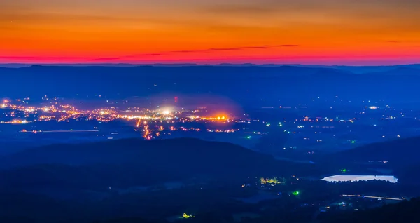 Vista do Lago Arrowhead e Luray após o pôr do sol de Skyline Drive — Fotografia de Stock