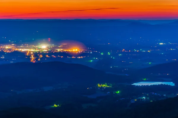 Vue sur le lac Arrowhead et Luray après le coucher du soleil depuis Skyline Drive — Photo