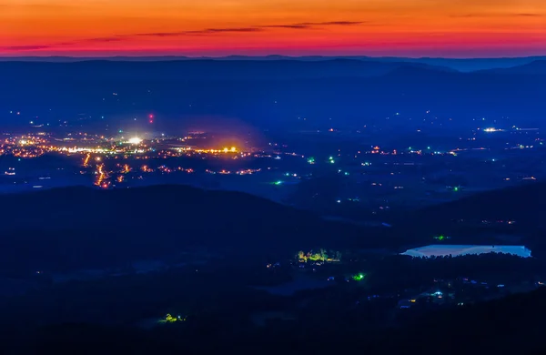 View of Lake Arrowhead and Luray after sunset from Skyline Drive — Stock Photo, Image