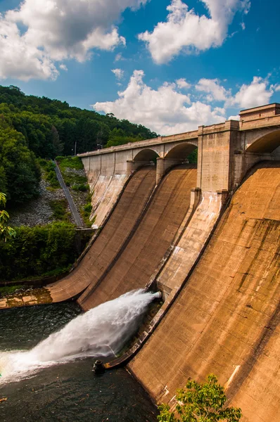 View of Prettyboy Dam and the Gunpowder River, in Baltimore Coun — Stock Photo, Image