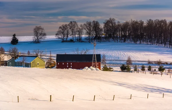 Stodoła i pokryte śniegiem wzgórz w wiejskich york penn powiatu, — Zdjęcie stockowe