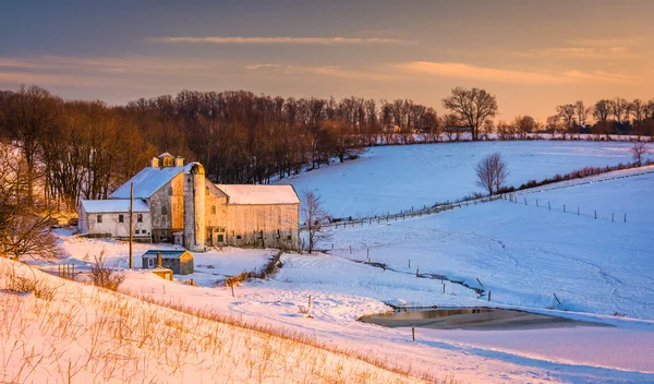 農村のヨーク郡、ペンシルバニアの雪に覆われた農場の納屋のビュー — ストック写真