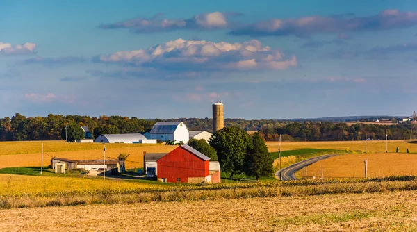 Pohled na farmě a zemi silnici ve venkovských york county, pennsylvan — Stock fotografie