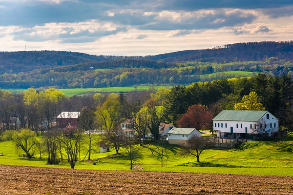 Weergave van een boerderij en de heuvels piegon in landelijke york county, pennsy — Stockfoto