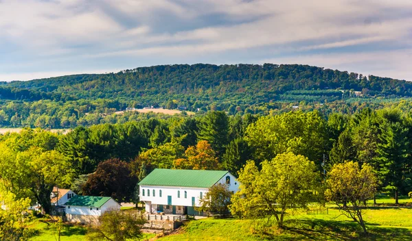 View of a farm and the Piegon Hills, near Spring Grove, Pennsylv — Stock Photo, Image