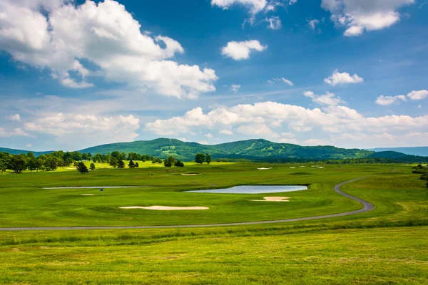 View of a golf course and distant mountains at Canaan Valley Sta — Stock Photo, Image