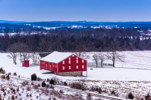 Pohled na červenou stodolu v zasněžené pole v Gettysburgu, pennsy — Stock fotografie