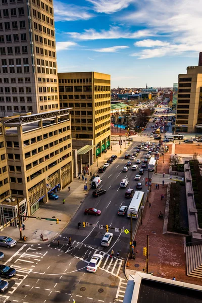 Uitzicht op een straat en gebouwen uit een parkeergarage in het centrum van — Stockfoto
