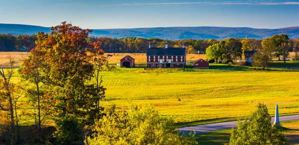 Vista de campos de batalha e um celeiro vermelho em Gettysburg, Pensilvânia . — Fotografia de Stock