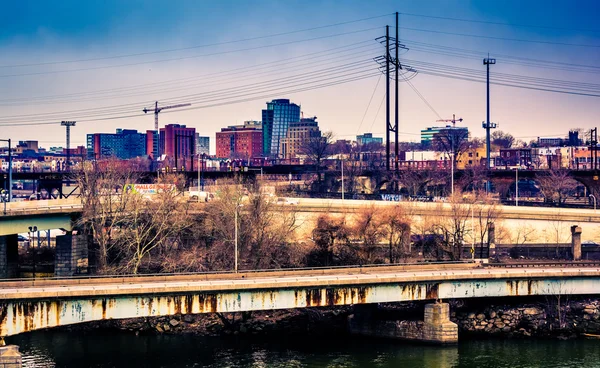 Pohled na mosty přes řeku a západ Philadelphii schuylkill, — Stock fotografie