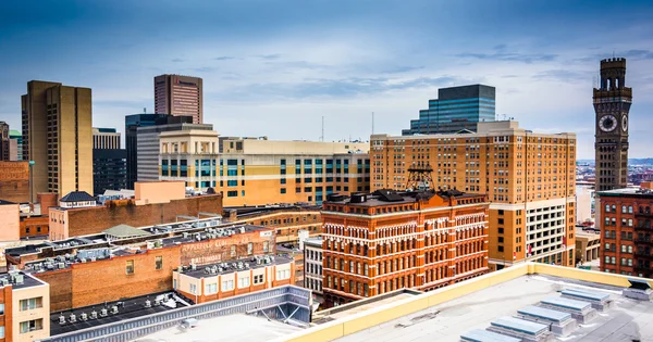 Weergave van gebouwen uit een parkeergarage in baltimore, maryland. — Stockfoto