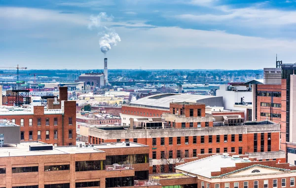 Udsigt over bygninger fra en parkeringskælder i Baltimore, Maryland . - Stock-foto