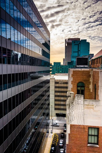 Vista de edificios desde un garaje en el centro de Baltimore, M — Foto de Stock