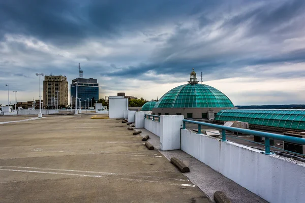 View of buildings from the roof of a parking garage in Towson, M — Stock Photo, Image