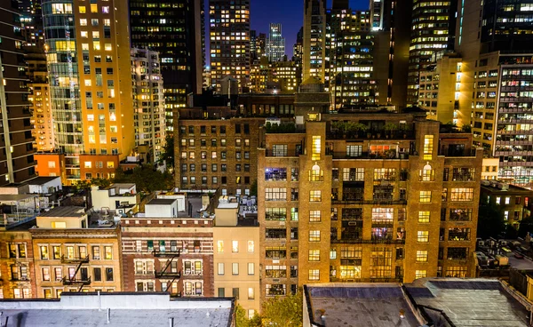 View of buildings in the Turtle Bay neighborhood at night, from — Stock Photo, Image