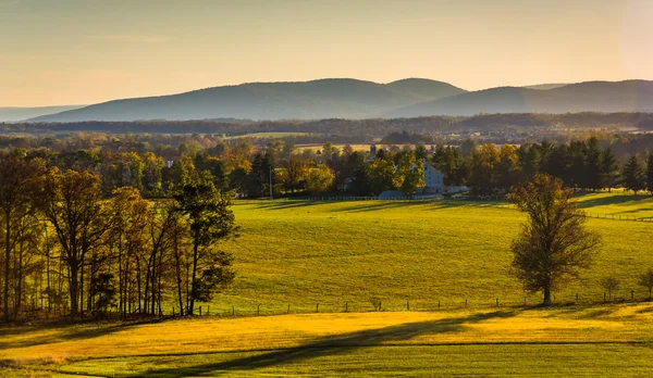 View of farm fields and distant mountains from Longstreet Observ — Stock Photo, Image