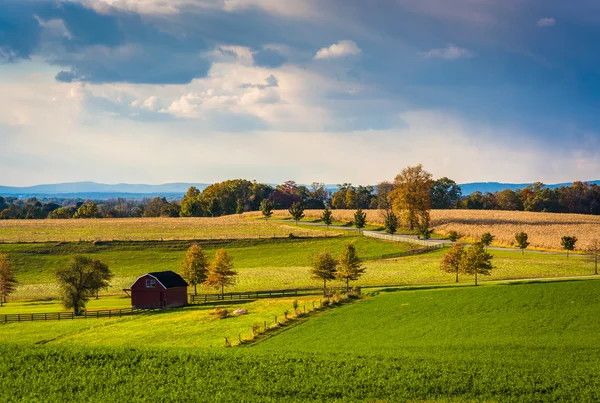 View of farm fields and hills in rural York County, Pennsylvania — Stock Photo, Image