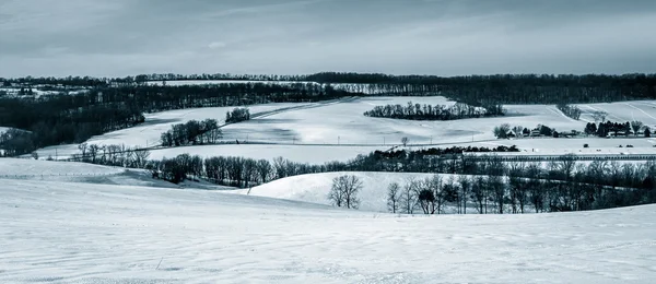 View of farms and snow-covered rolling hills in rural York Count — Stock Photo, Image