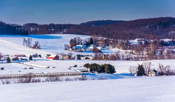 View of farms and snow-covered rolling hills in rural York Count — Stock Photo, Image