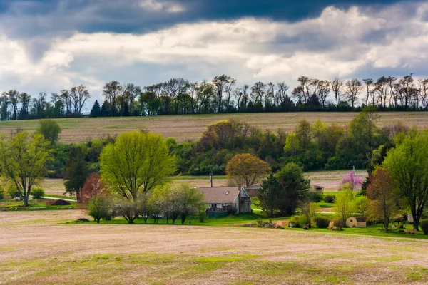 Blick auf Felder und Hügel im ländlichen Kreis York, Pennsylvania — Stockfoto