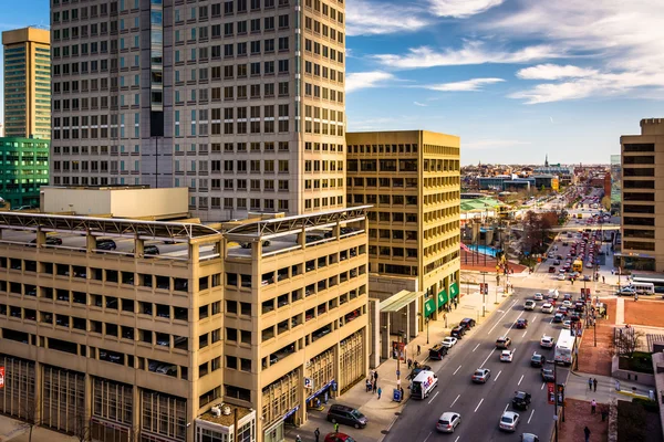 Vue sur les gratte-ciel modernes et une rue d'un parking dans — Photo