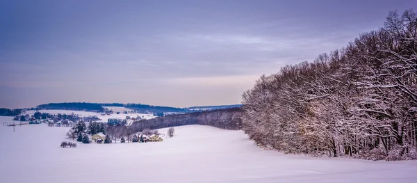 View of snow-covered rolling hills in rural York County, Pennsyl — Stock Photo, Image