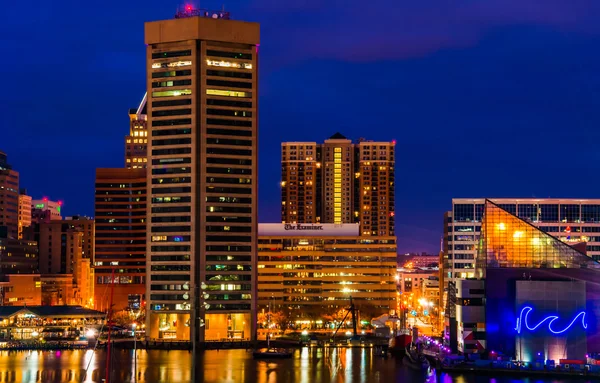 Blick auf den Baltimore Innenhafen und die Skyline in der Dämmerung — Stockfoto