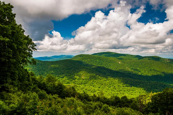 View of the Blue Ridge and beautiful summer clouds, seen from Sk — Stock Photo, Image