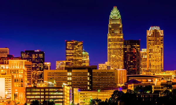 Blick auf die charlotte skyline bei nacht, nördlich carolina. — Stockfoto