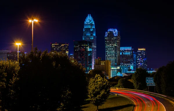 View of the Charlotte skyline from the Central Avenue Bridge, in — Stock Photo, Image