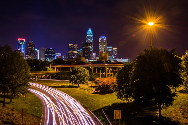 View of the Charlotte skyline from the Central Avenue Bridge, in — Stock Photo, Image
