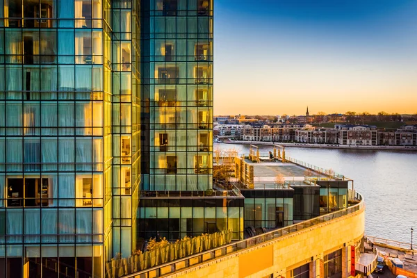 Vista do edifício Legg Mason e beira-mar ao pôr-do-sol, em Bal — Fotografia de Stock