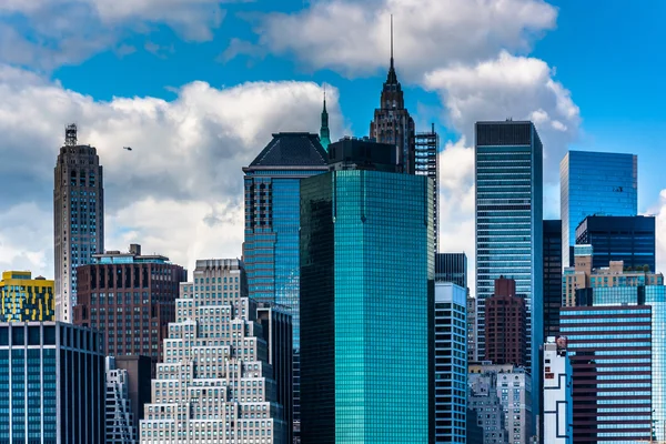 View of the Manhattan skyline from Brooklyn Heights, New York. — Stock Photo, Image