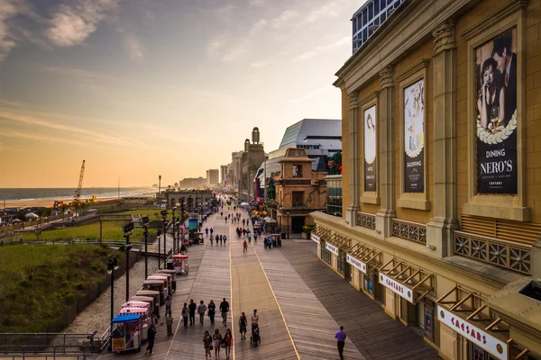 Vista del paseo marítimo al atardecer, en Atlantic City, Nueva Jersey . — Foto de Stock