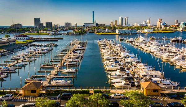 View of the skyline and Frank S. Farley State Marina from the Go — Stock Photo, Image