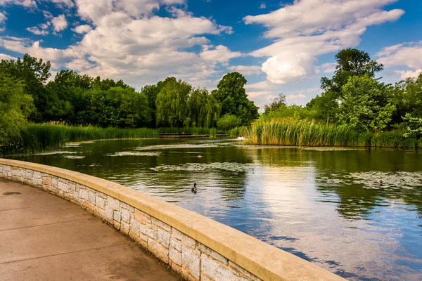 Paseo a lo largo de un estanque en Patterson Park, Baltimore, Maryland . — Foto de Stock