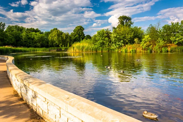 Gångvägen längs en damm på Patterson Park, Baltimore, Maryland. — Stockfoto