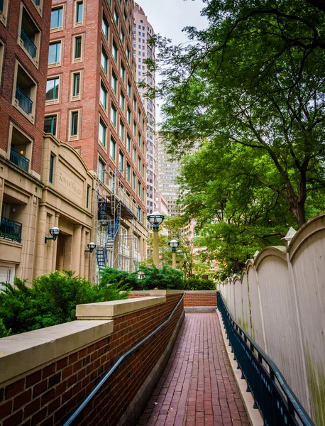 Walkway and apartment buildings in Boston, Massachusetts. — Stock Photo, Image