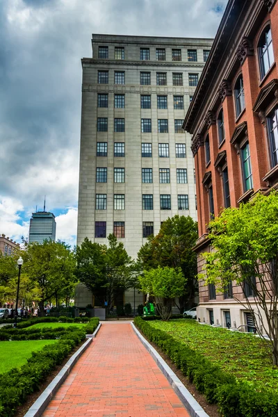 Gångväg och trädgård i centrala boston, massachusetts. — Stockfoto