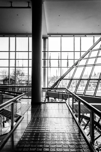 Loopbrug en moderne architectuur in de galerie, op de innerlijke har — Stockfoto