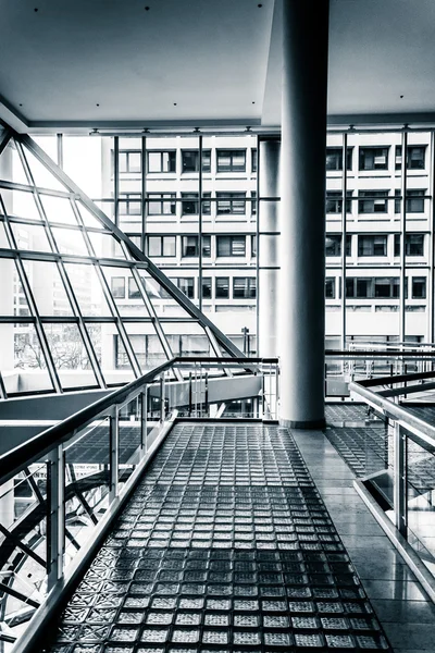 Walkway and modern architecture in The Gallery, at the Inner Har — Stock Photo, Image