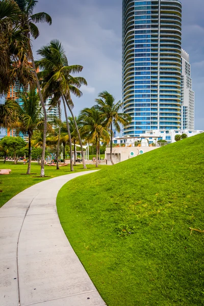 Sétány és a felhőkarcoló, Dél-pointe park, miami beach, pirospozsgás — Stock Fotó