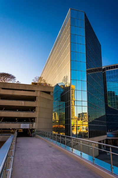 Walkway and the Hyatt Regency Hotel in Baltimore, Maryland. — Stock Photo, Image