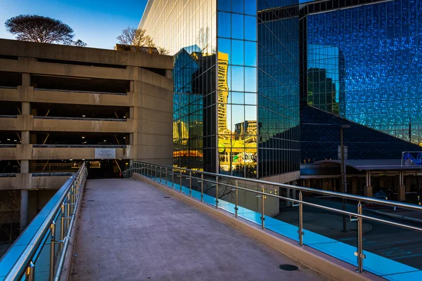 Loopbrug en het hyatt regency hotel in baltimore, maryland. — Stockfoto