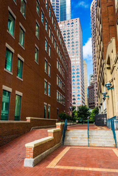 Gångväg mellan byggnader i boston, massachusetts. — Stockfoto