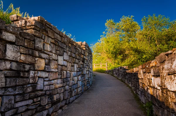 通过砖走道墙壁在安提坦国家战场遗址、 马 — 图库照片